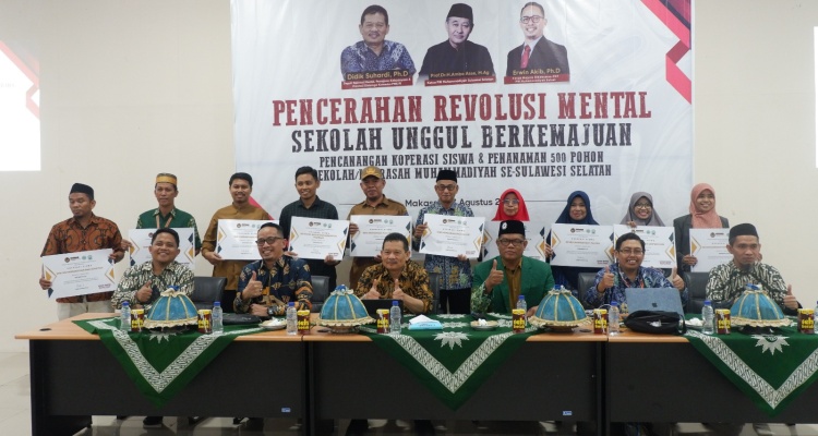 KEMENKO PMK RI BERSAMA MAJELIS DIKDASMEN & PENDIDIKAN NON FORMAL PP MUHAMMADIYAH & WILAYAH SULAWESI SELATAN SELENGGARAKAN PENCERAHAN REVOLUSI MENTAL SEKOLAH MADRASAH UNGGUL BERKEMAJUAN